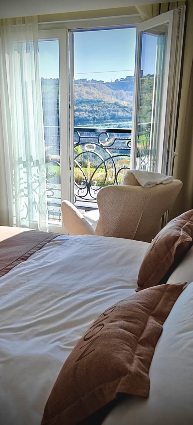 Camera superior — letto e vista verde